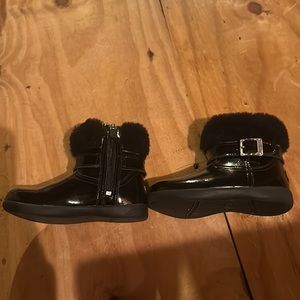 Uggs girl size 9 US , 26 EU